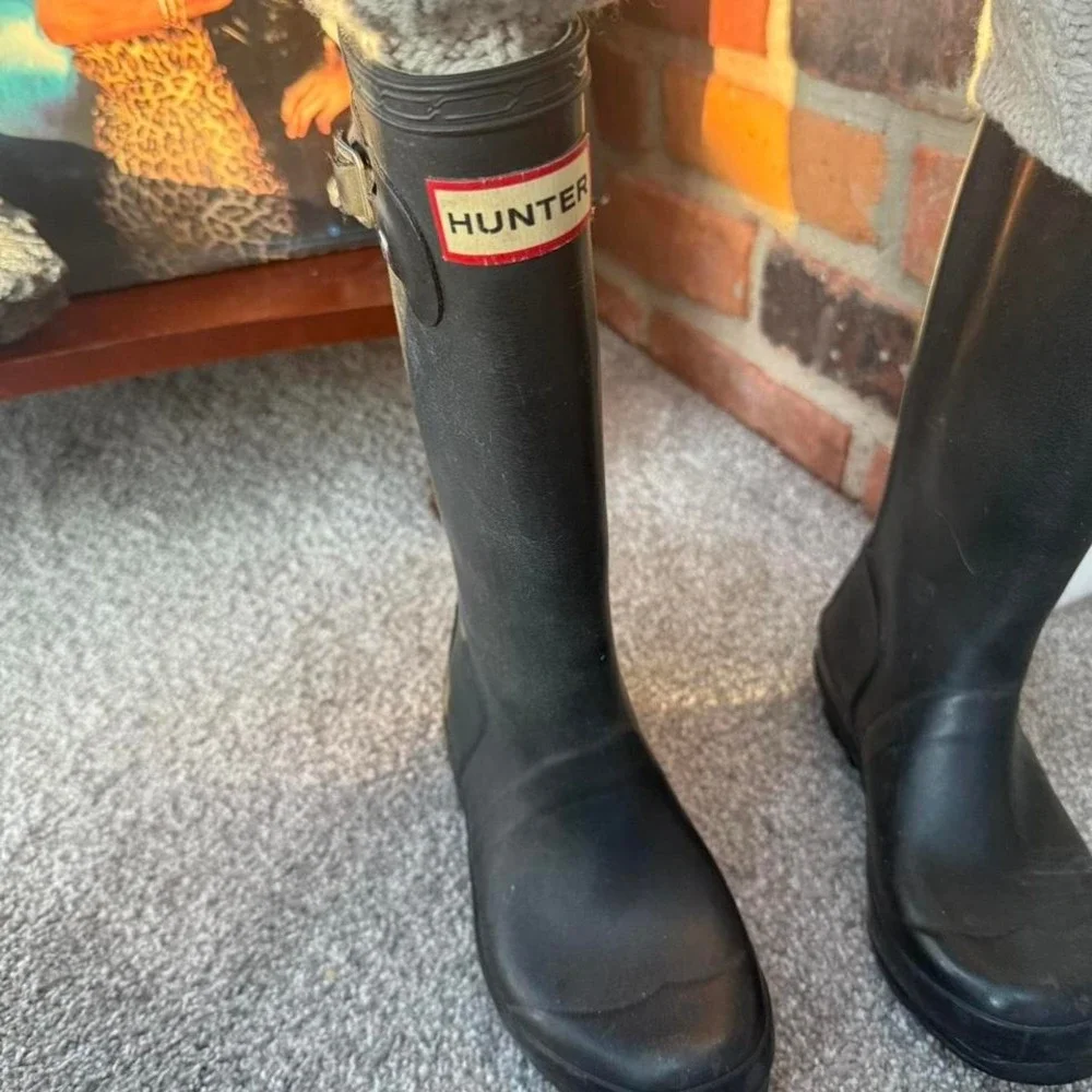 Black Hunter rain‎ boots with grey knitted socks